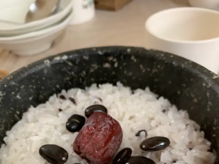 밥 위에 대추와 콩이 올려진 모습