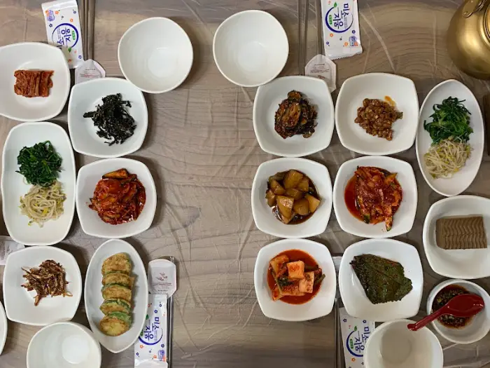 다양한 반찬이 차려진 상차림