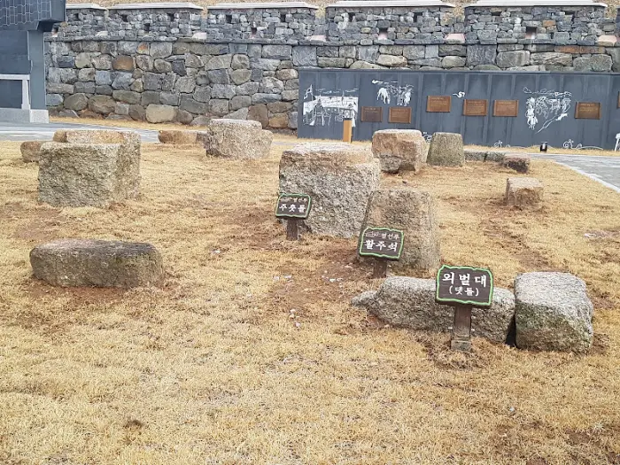 돌로 만들어진 유적지 유물들