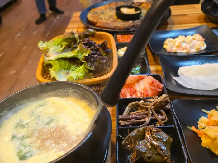 다양한 밑반찬과 갓 부친 전