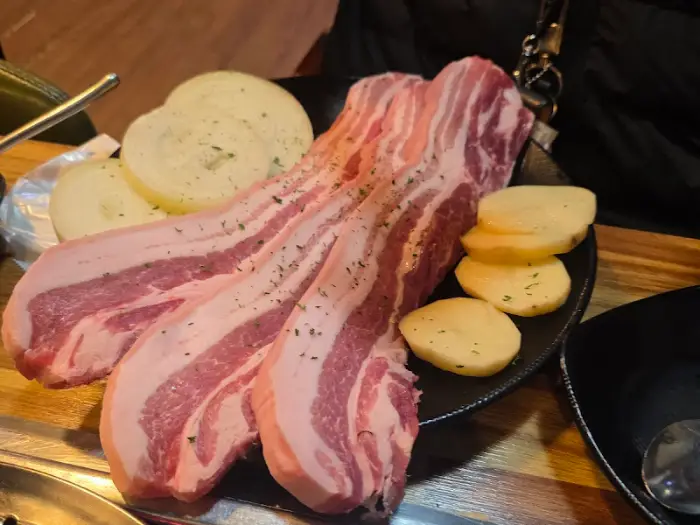 신선해 보이는 돼지고기 덩어리