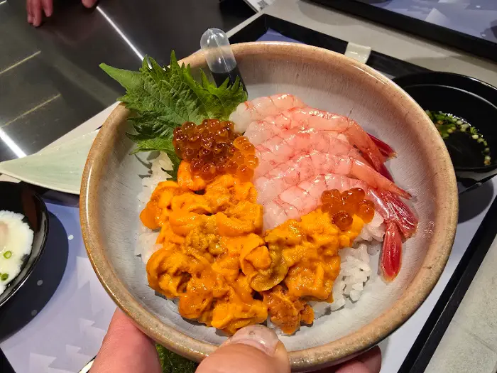 카이센동, 신선한 새우와 성게알, 날치알이 듬뿍 올라간 덮밥