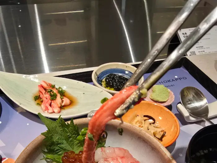 집게로 집는 붉은대게살과 곁들임 반찬