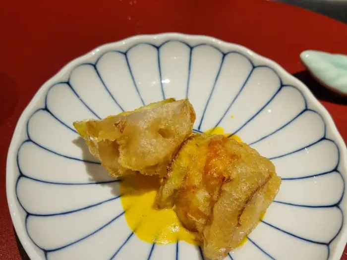 바삭하게 튀겨진 음식과 노란 소스