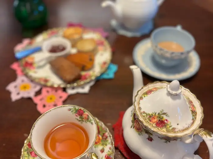 빈티지 찻잔 세트와 스콘, 잼이 놓인 테이블 모습
