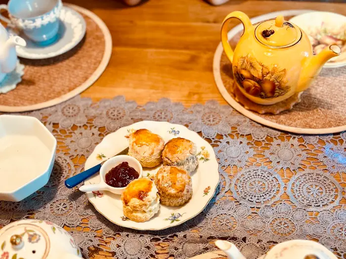 하원재에서 제공되는 스콘과 잼, 그리고 홍차