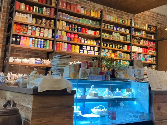 따뜻한 홍차와 스콘, 잼으로 구성된 티타임 세트