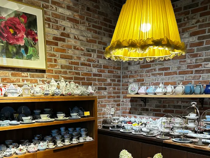 다양한 찻잔과 접시들이 진열된 모습