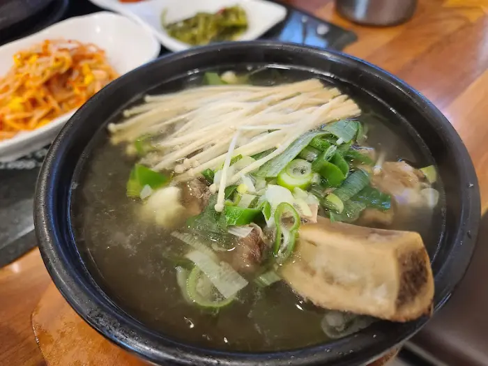 푸짐한 갈비탕 한 그릇