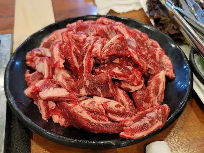 신선한 소갈비살 한 접시