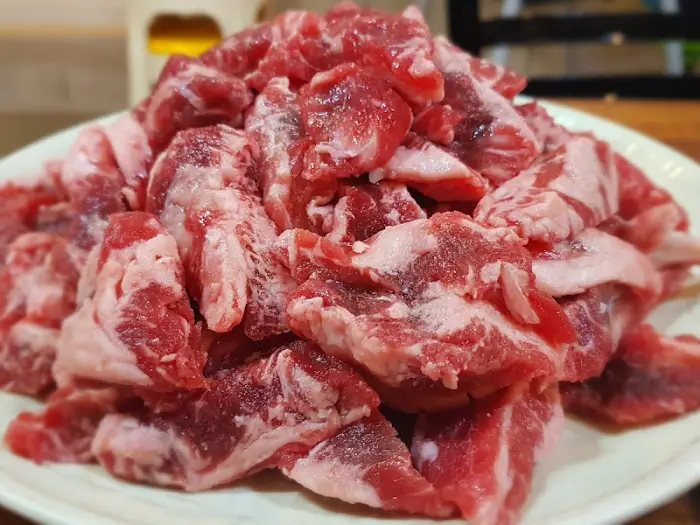 숯불 위에서 구워지고 있는 소갈비살