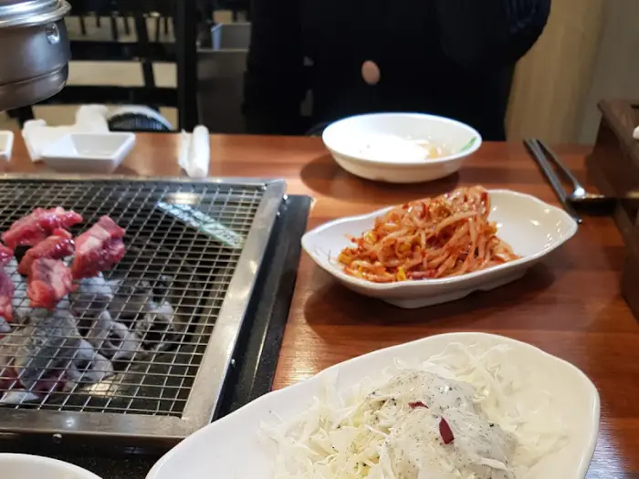 숯불 위에서 익어가는 소갈비살 조각들