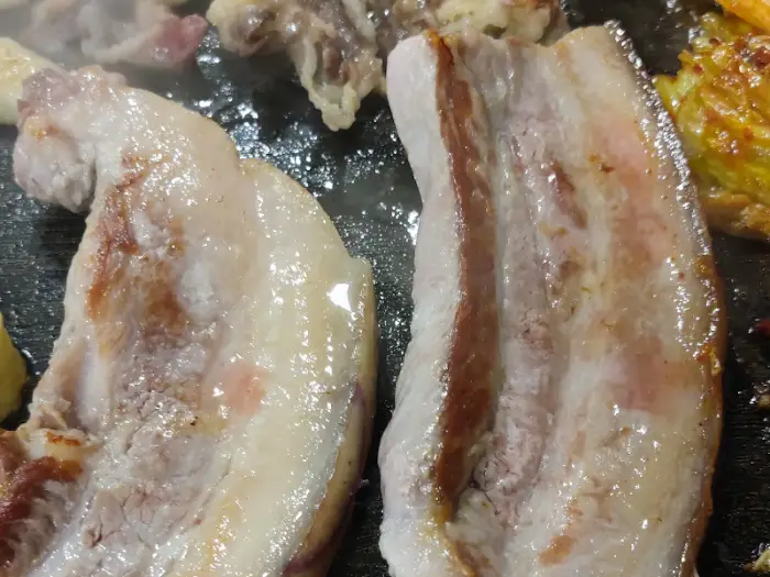 철판 위에서 익어가는 두툼한 삼겹살