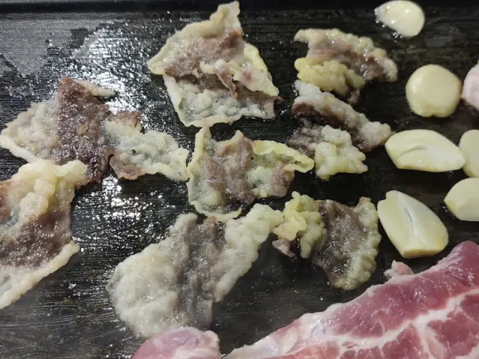 철판 위에서 구워지는 차돌박이와 마늘