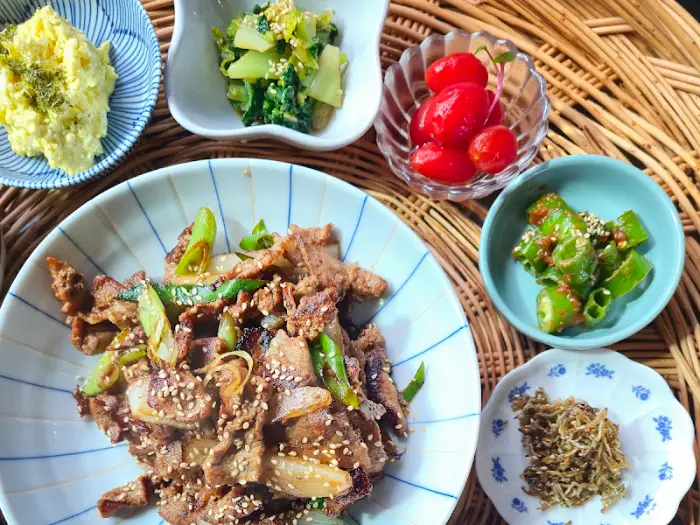 다양한 색감의 반찬들