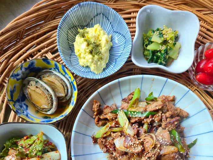 밥과 함께 제공되는 흑돼지 간장 불고기