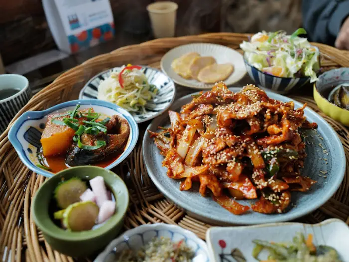 메인 메뉴와 곁들임 찬들