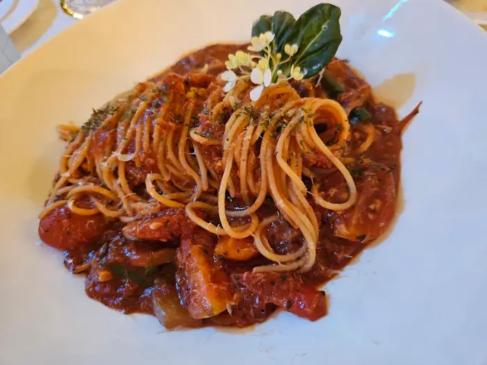 신선한 재료로 맛깔스럽게 조리된 파스타