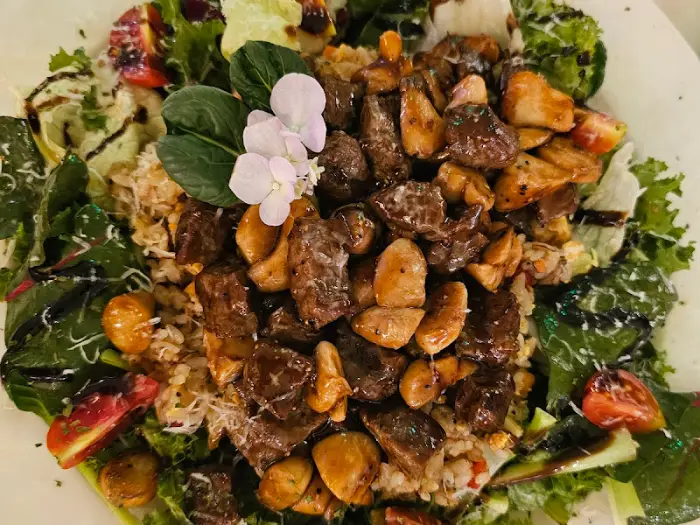 풍성한 재료와 신선한 채소가 돋보이는 리코타 치즈 샐러드