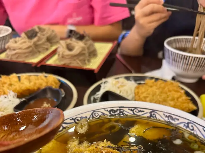 넓고 낮은 소바 그릇