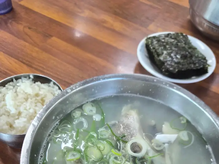 밥 한 공기와 대구탕이 담긴 뚝배기