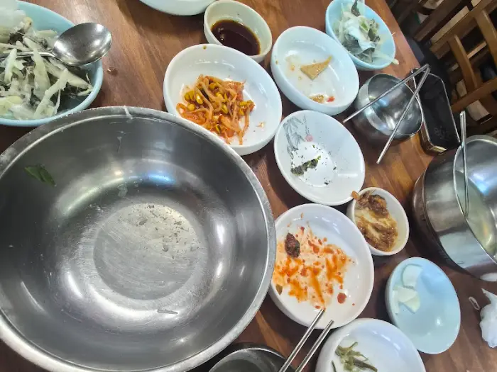 테이블 위 여러 반찬 접시와 밥