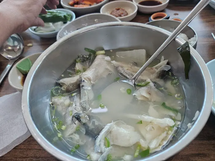 대구탕을 덜어내는 모습