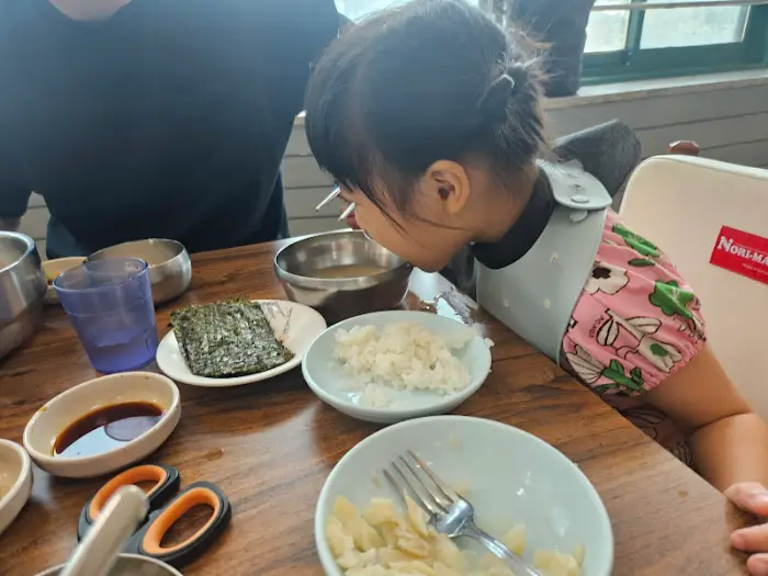 어린이가 밥을 먹고 있는 모습