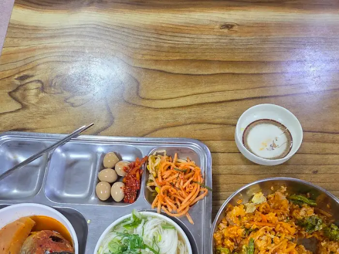 식탁 위의 음식들