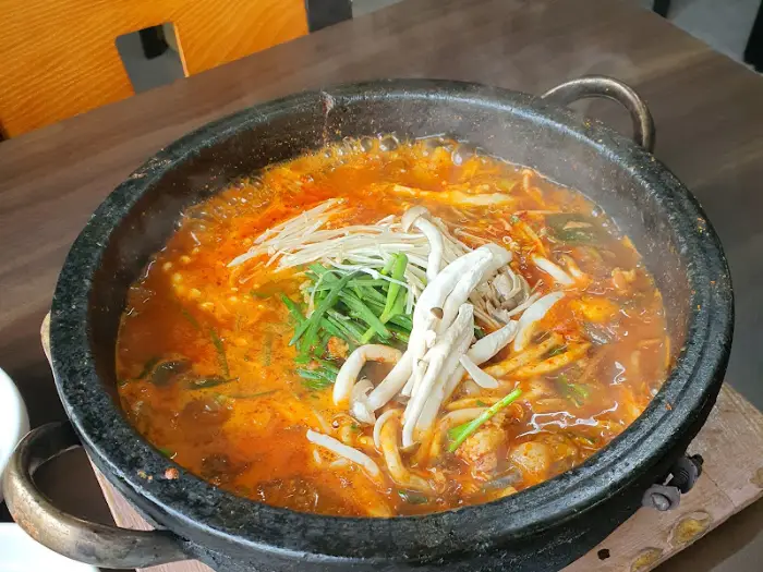 끓고 있는 메기매운탕 뚝배기