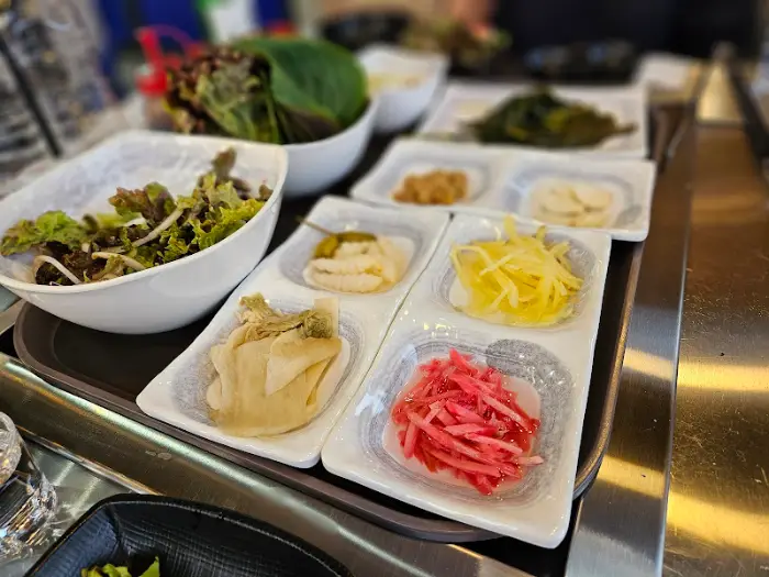 다양한 종류의 밑반찬들이 정갈하게 담겨 있는 모습