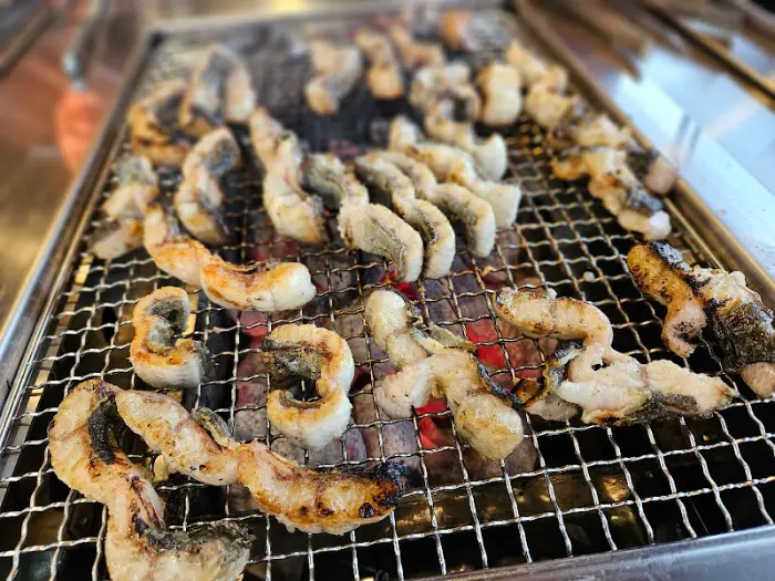 숯불 위에서 맛있게 익어가는 장어 구이