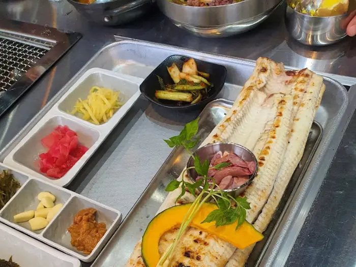 정갈하게 차려진 장어구이와 곁들임 찬