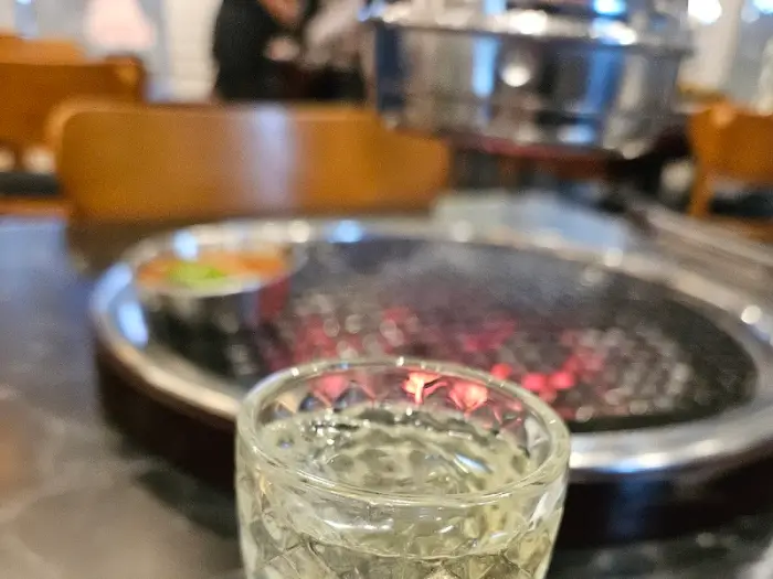 테이블 위 그릴과 잔에 담긴 음료