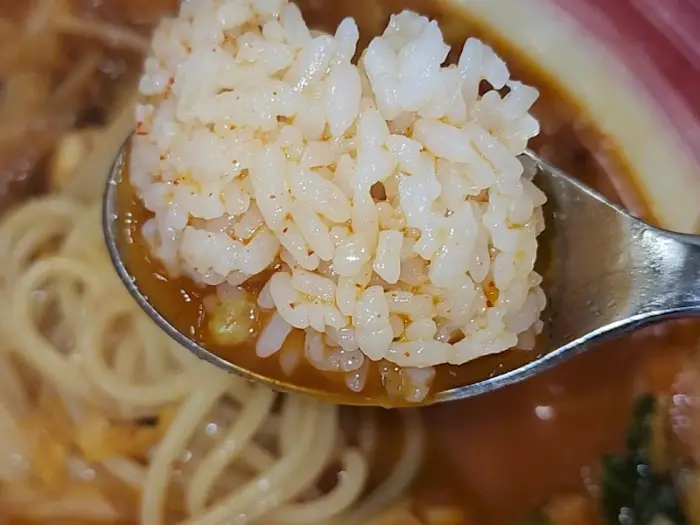 짬뽕 국물과 밥이 섞인 숟가락 클로즈업