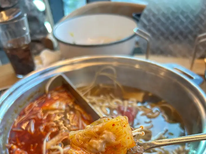 두 칸으로 나뉜 샤브샤브 냄비