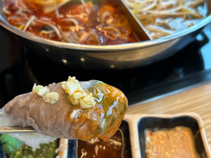 육수에 담긴 고기 한 점