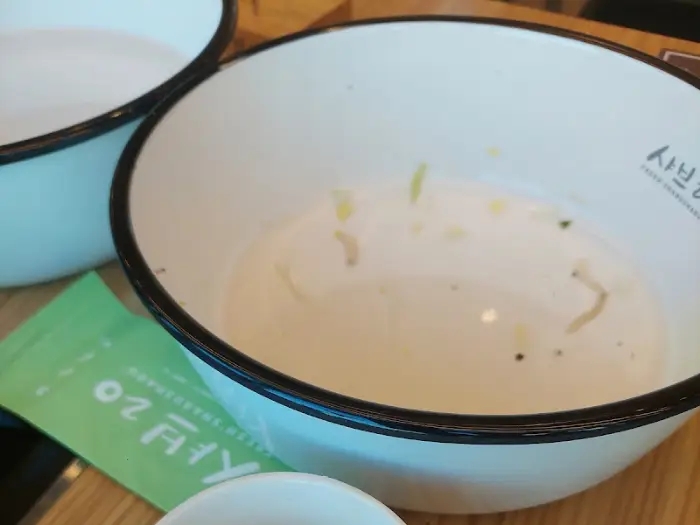 비워진 냄비와 샐러드바 포장지