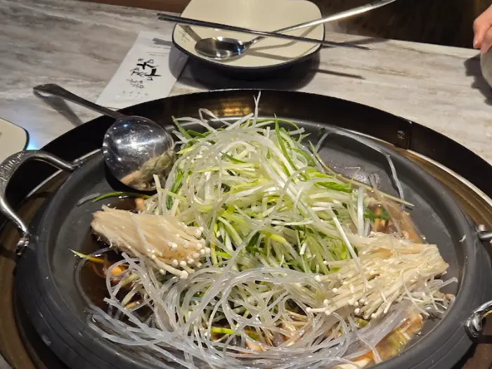 불판 위에서 자작하게 끓고 있는 버섯불고기 요리