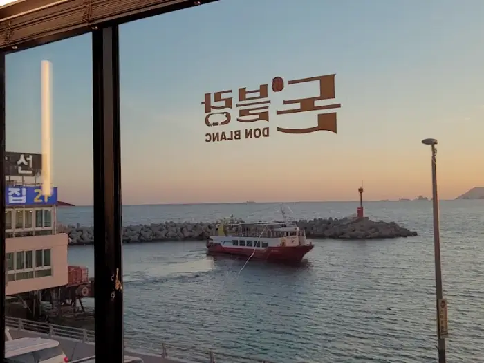 돈블랑 창밖으로 보이는 해운대 바다