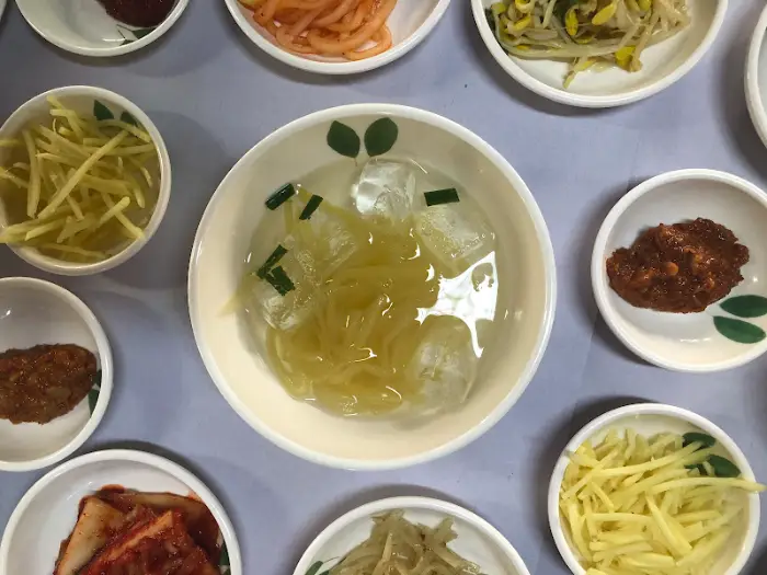 식탁에 차려진 다양한 밑반찬들