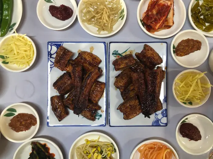 잘 구워진 간장 양념 장어와 소금구이 장어