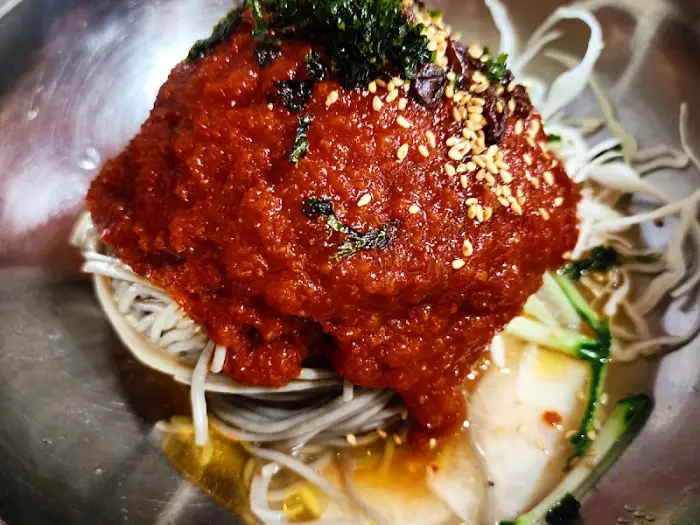 빨간 양념과 김가루, 깨가 듬뿍 올라간 비빔 막국수