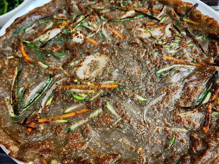 메밀전 안에는 채 썬 채소들이 듬성듬성 보인다.