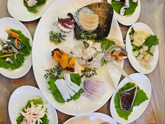 다양한 해산물이 정갈하게 담겨 나온 모둠회