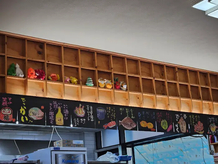 식당 내부의 벽면에 그려진 다양한 메뉴 그림