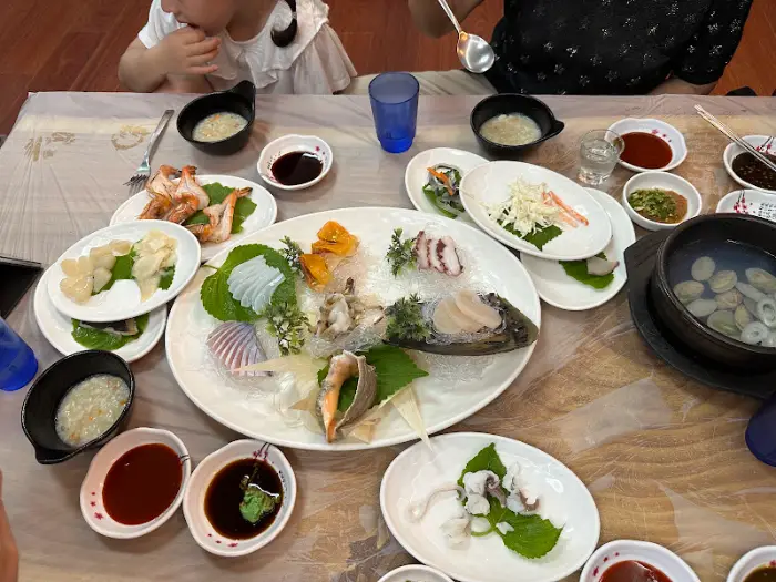 테이블에 차려진 다양한 음식들