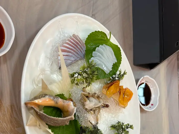 한 접시에 담긴 푸짐한 해산물과 회