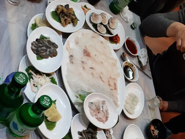 테이블에 가득 놓인 술병과 음식 접시들