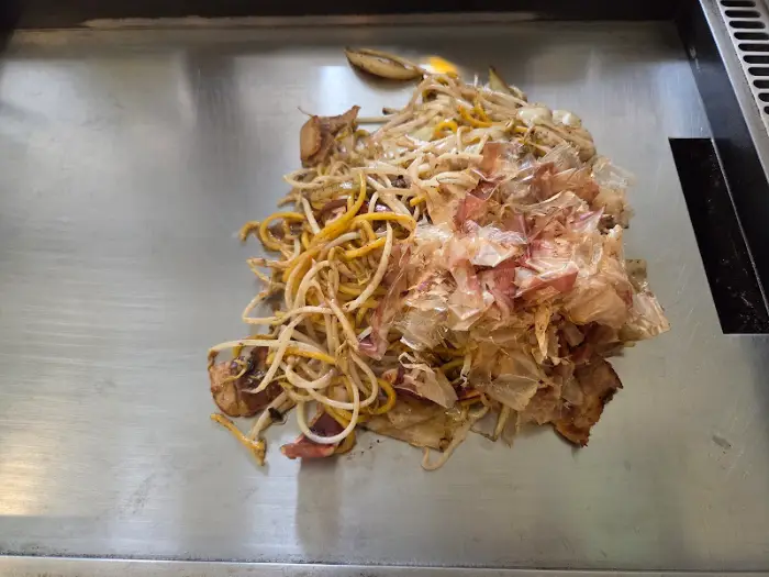 철판 위에서 조리되는 오코노미야끼